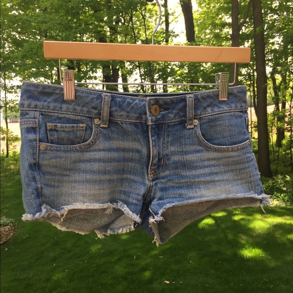 American Eagle Frayed medium wash shorts - Picture 1 of 4